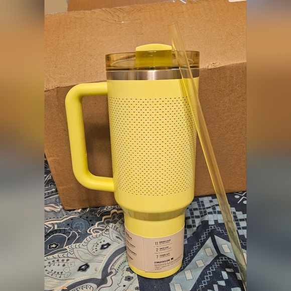 Stanley Limited Edition Lemon Yellow Tumbler with Handle - Picture 2 of 2